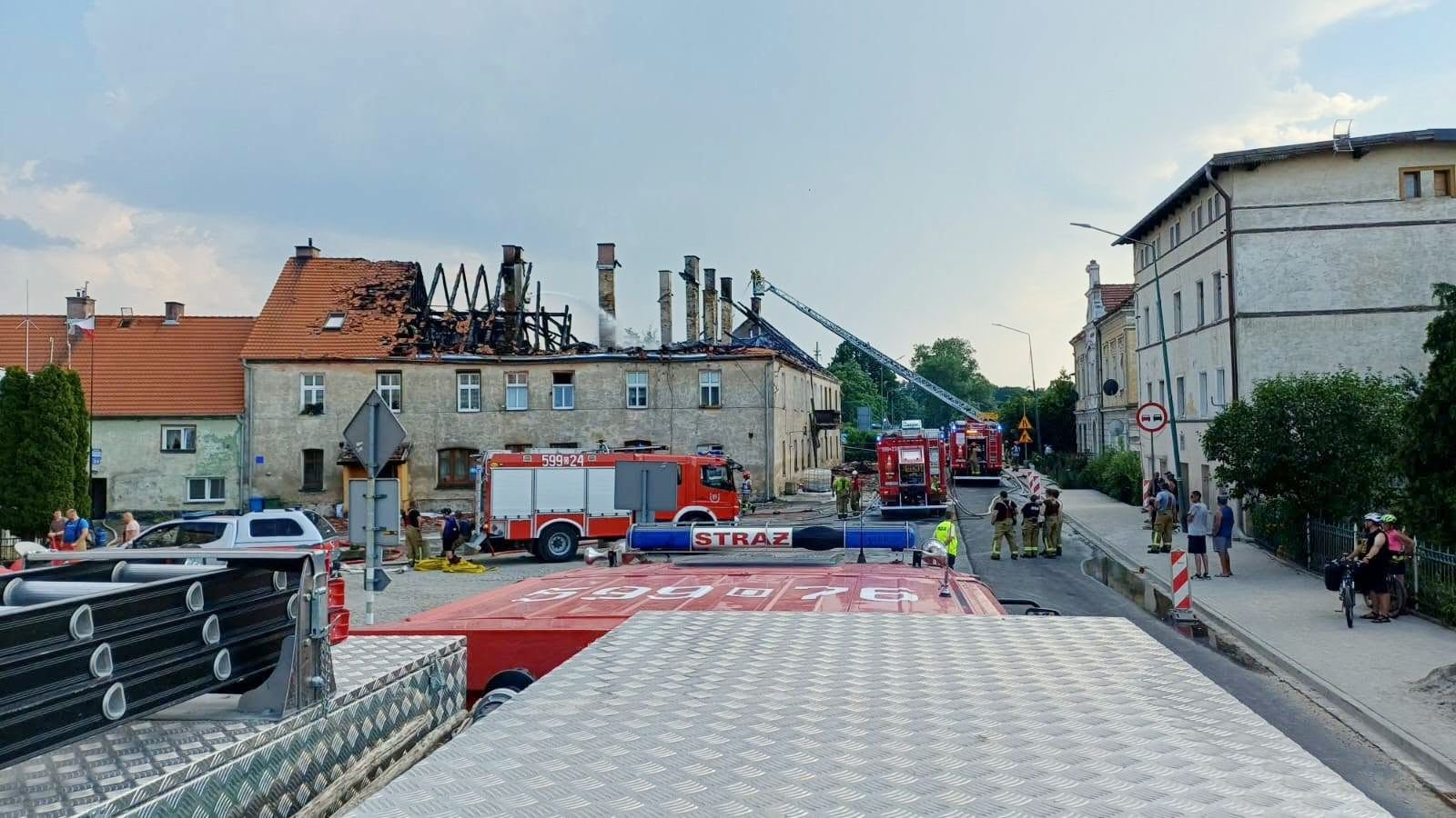 Dach w ogniu. Gwałtowny pożar budynku