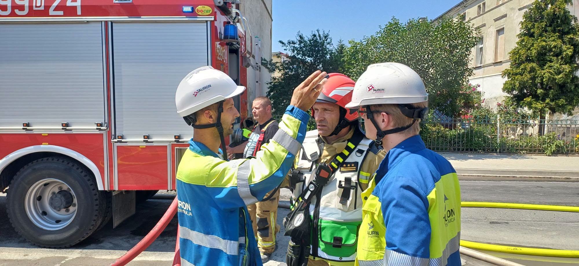 Dach w ogniu. Gwałtowny pożar budynku