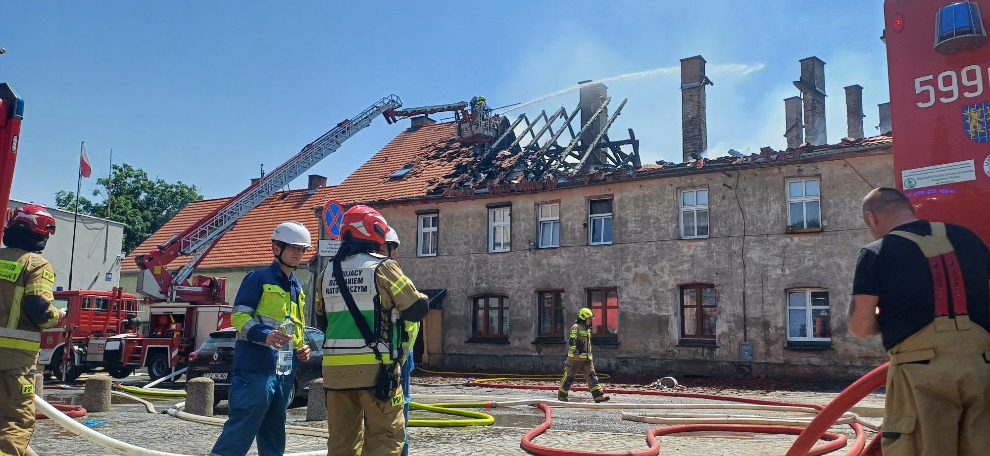 Dach w ogniu. Gwałtowny pożar budynku
