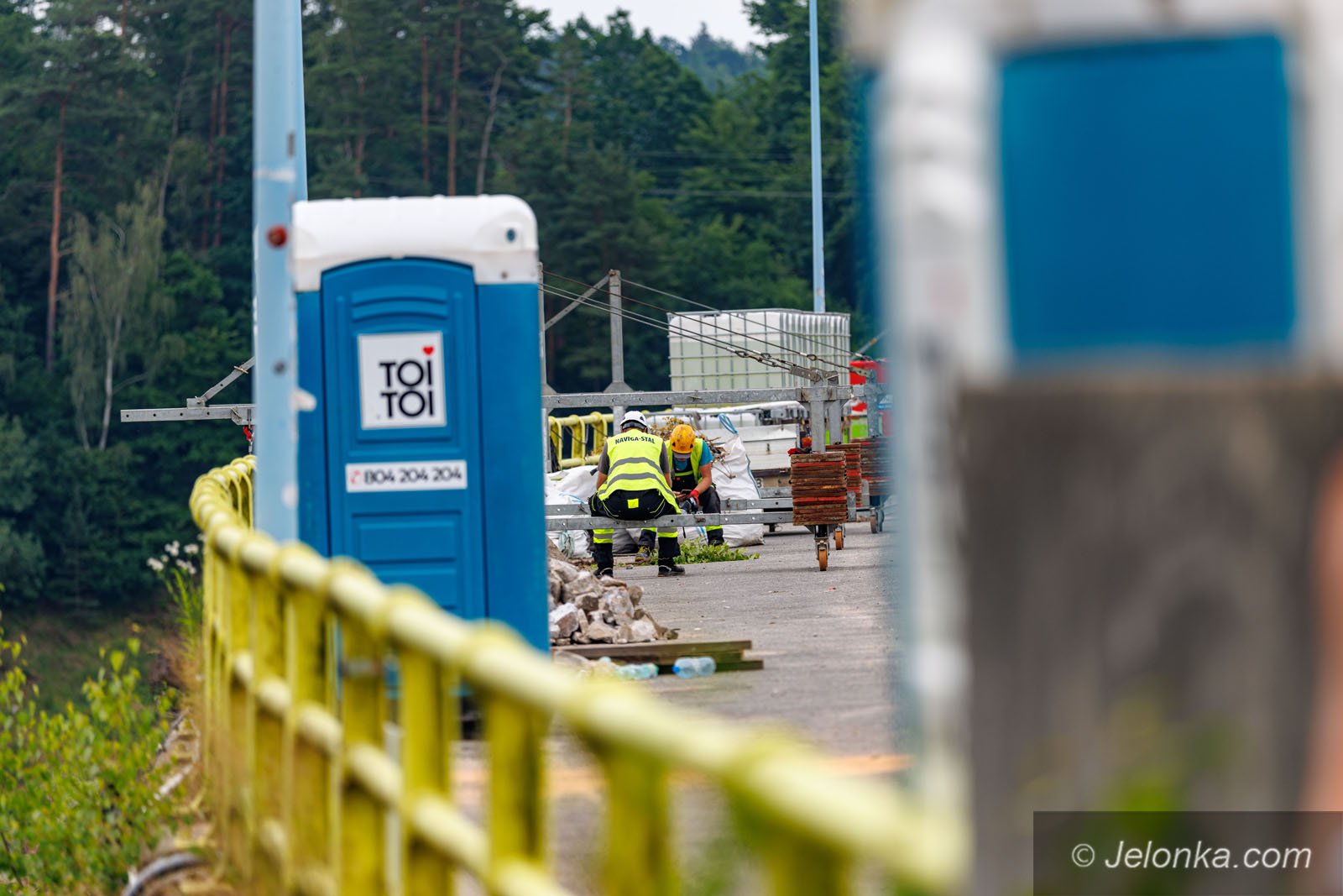Dramat pod zaporą trwa. Metrowy węgorz walczył o życie, wędkarz nie wytrzymał. Na miejscu pojawiły się służby