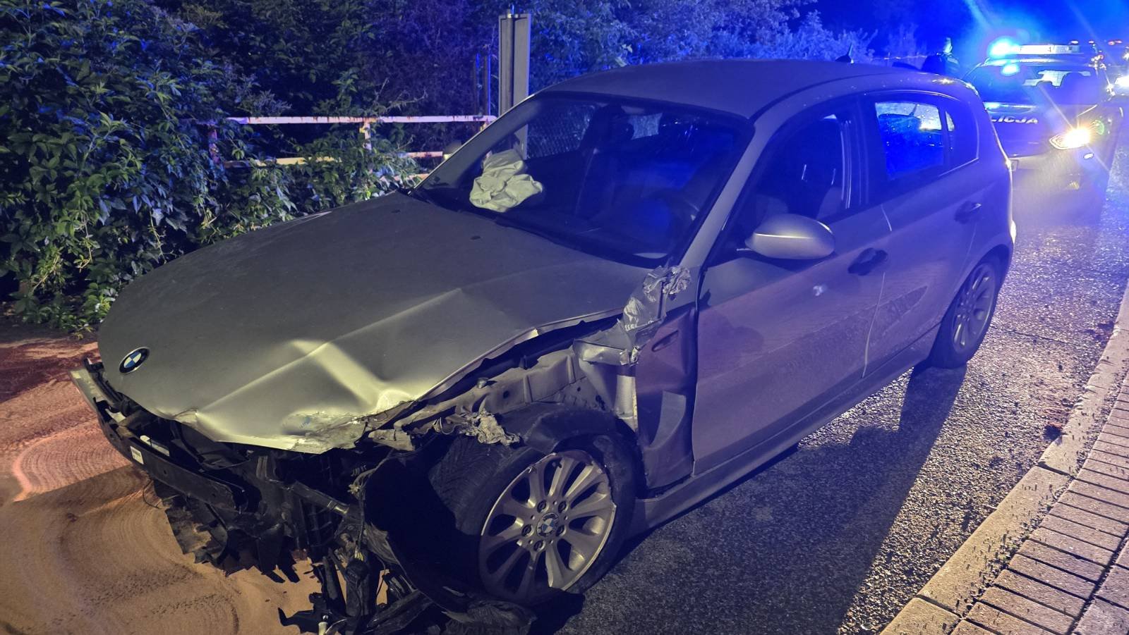 BMW uderzyło w barierki mostu