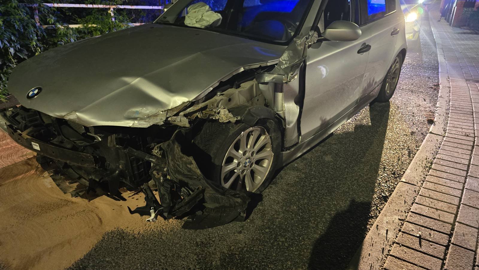 BMW uderzyło w barierki mostu