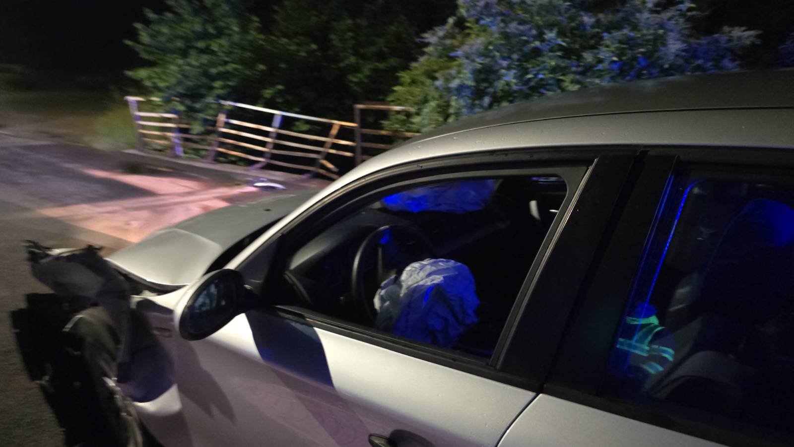 BMW uderzyło w barierki mostu