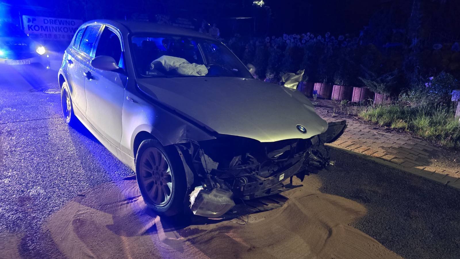 BMW uderzyło w barierki mostu