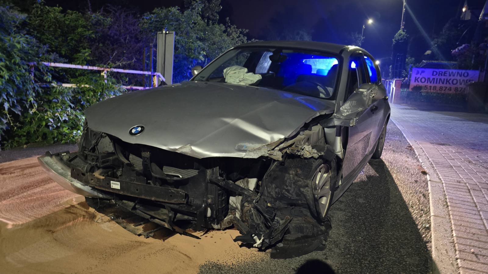 BMW uderzyło w barierki mostu