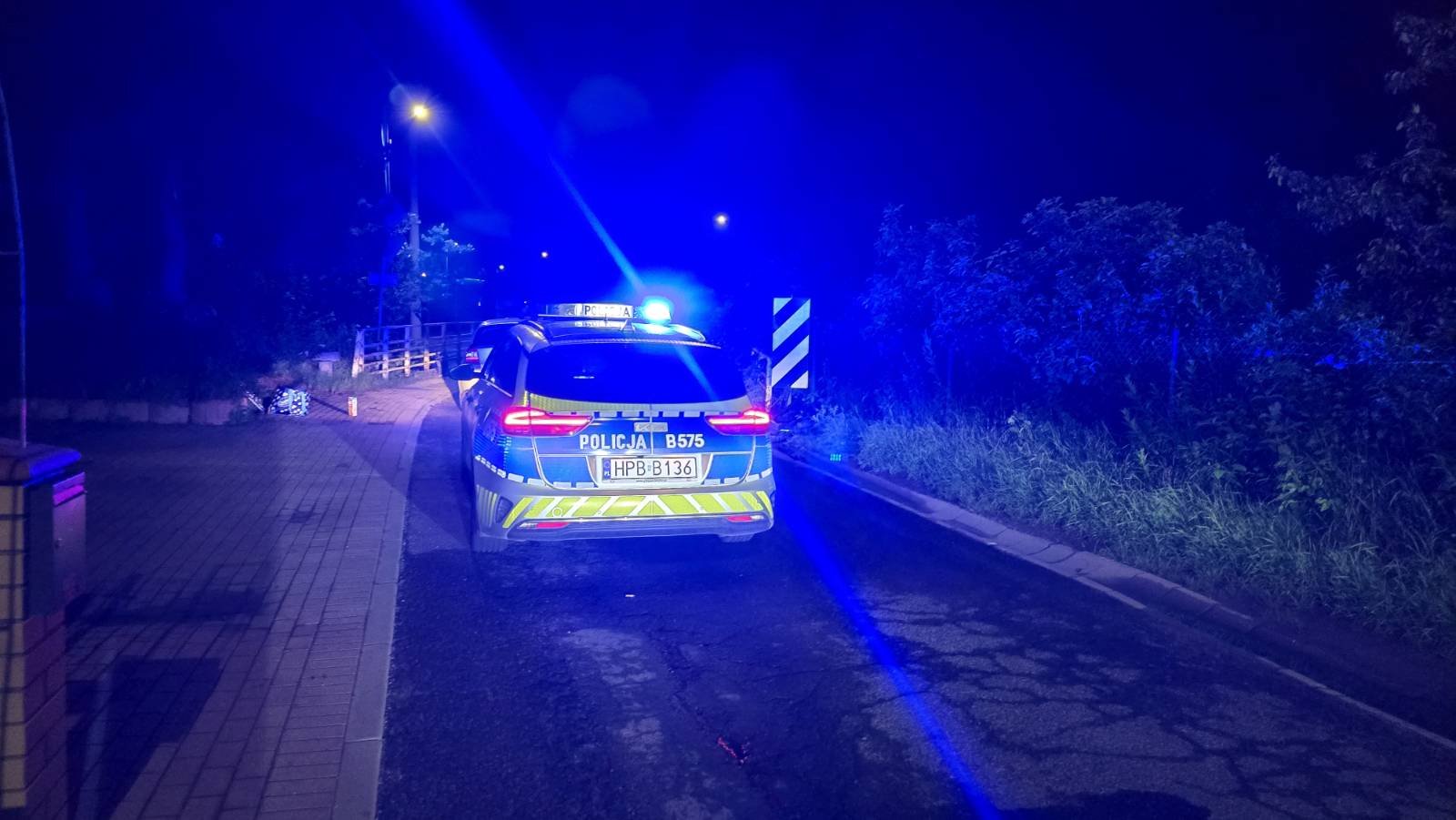 BMW uderzyło w barierki mostu