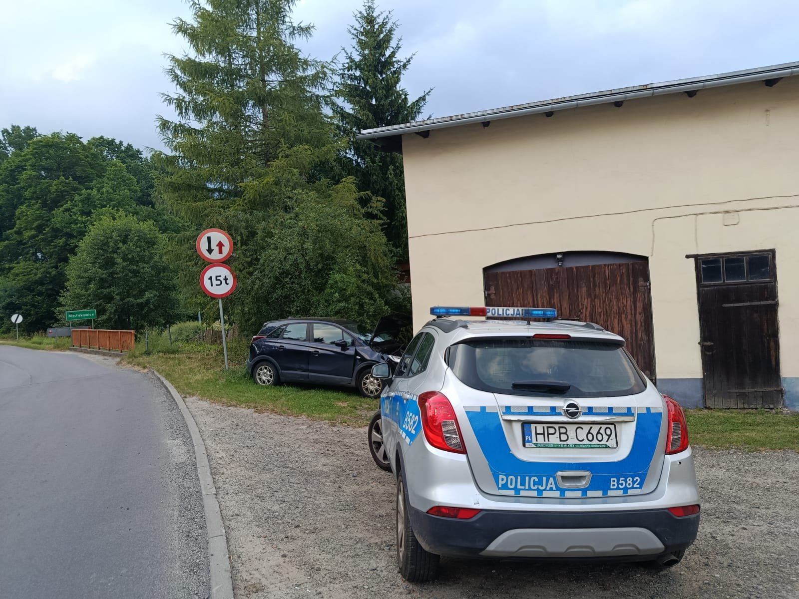 Zasnął i wjechał w budynek