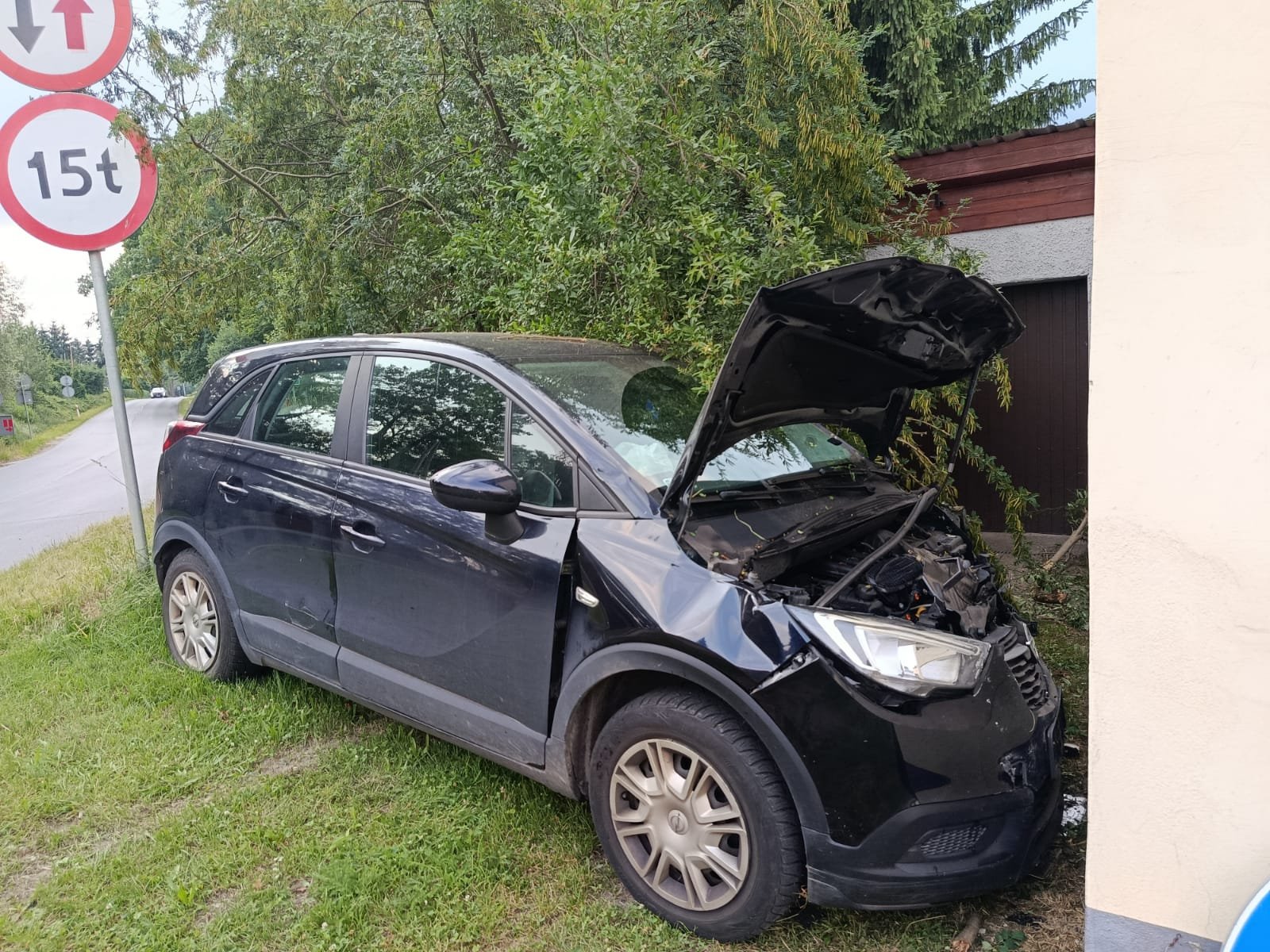 Zasnął i wjechał w budynek