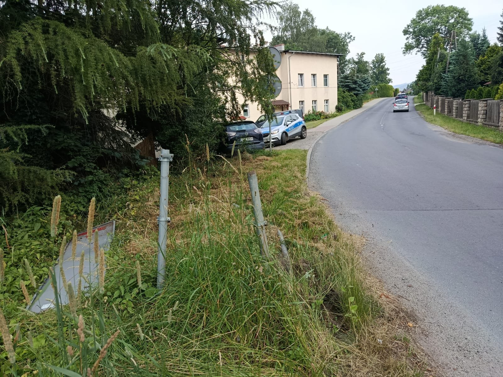 Zasnął i wjechał w budynek