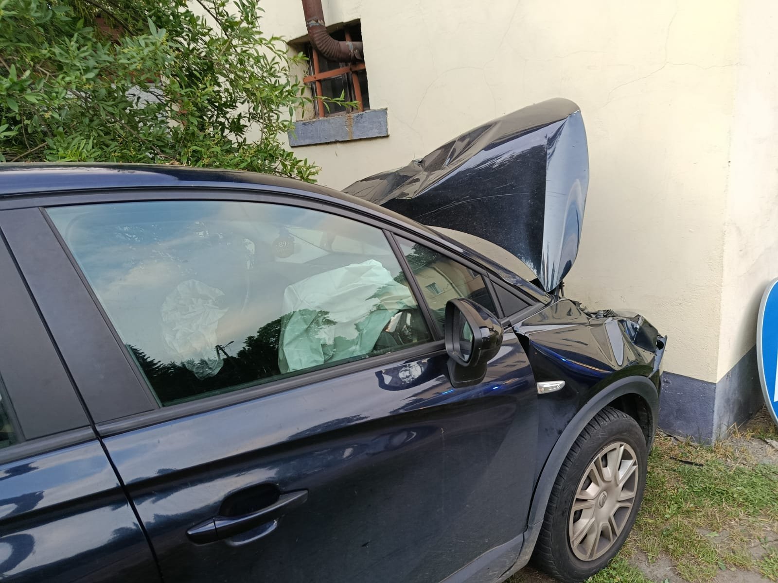 Zasnął i wjechał w budynek