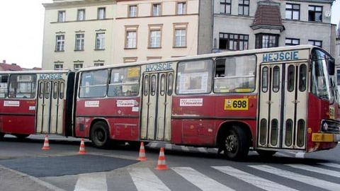 Pachołki postawiono w niezbyt dogodnym dla kierowców miejscu: zmotoryzowani uważają, że dzień powszedni w godzinach szczytu nie jest dobrym terminem na łatanie dziur.