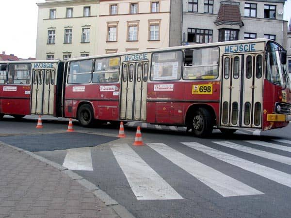 Pachołki postawiono w niezbyt dogodnym dla kierowców miejscu: zmotoryzowani uważają, że dzień powszedni w godzinach szczytu nie jest dobrym terminem na łatanie dziur.