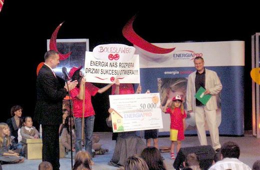 Przedstawiciele EnergiaPro przekazują czek na 50 tysięcy złotych nagrodzonej placówce.