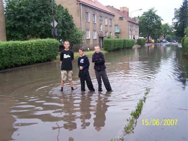 Po ulewie ulica Wyczółkowskiego zamieniła się w płytką rzekę.