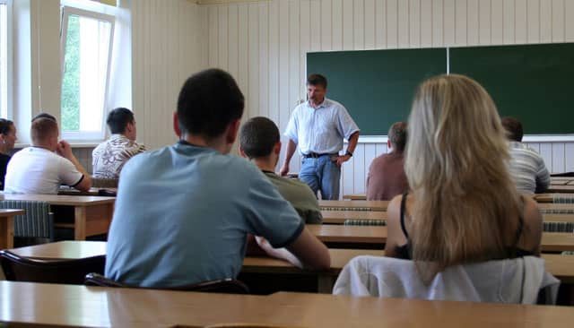 Zainteresowani lotnictwem i skokami na spadochoronach słuchają wykładu Jacka Musiała.