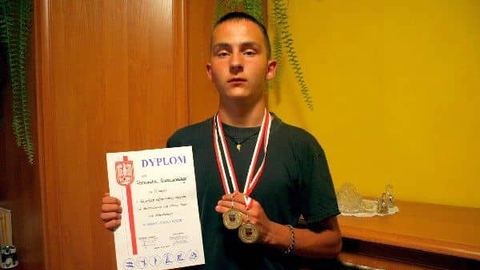 Dominik Gudowski prezentuje medale i dyplom zdobyte w Głogowie