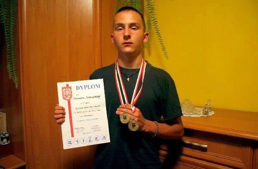 Dominik Gudowski prezentuje medale i dyplom zdobyte w Głogowie