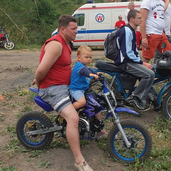 Ostra jazda w tumanach kurzu
