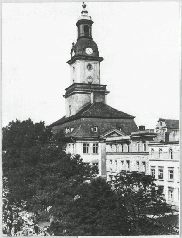 Jeleniogórski ratusz, odbudowany przez Fryderyka III „prawdziwego ojca naszej ojczyzny”.