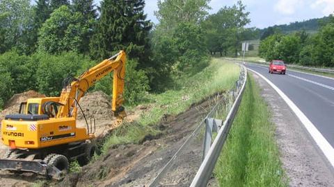 Obok przystanku autobusowego ustawiono tymczasowe światła i ruch odbywa się wahadłowo.