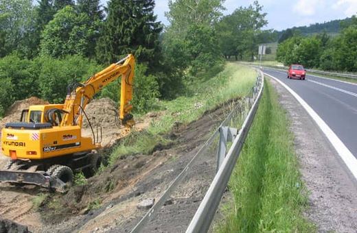 Obok przystanku autobusowego ustawiono tymczasowe światła i ruch odbywa się wahadłowo.