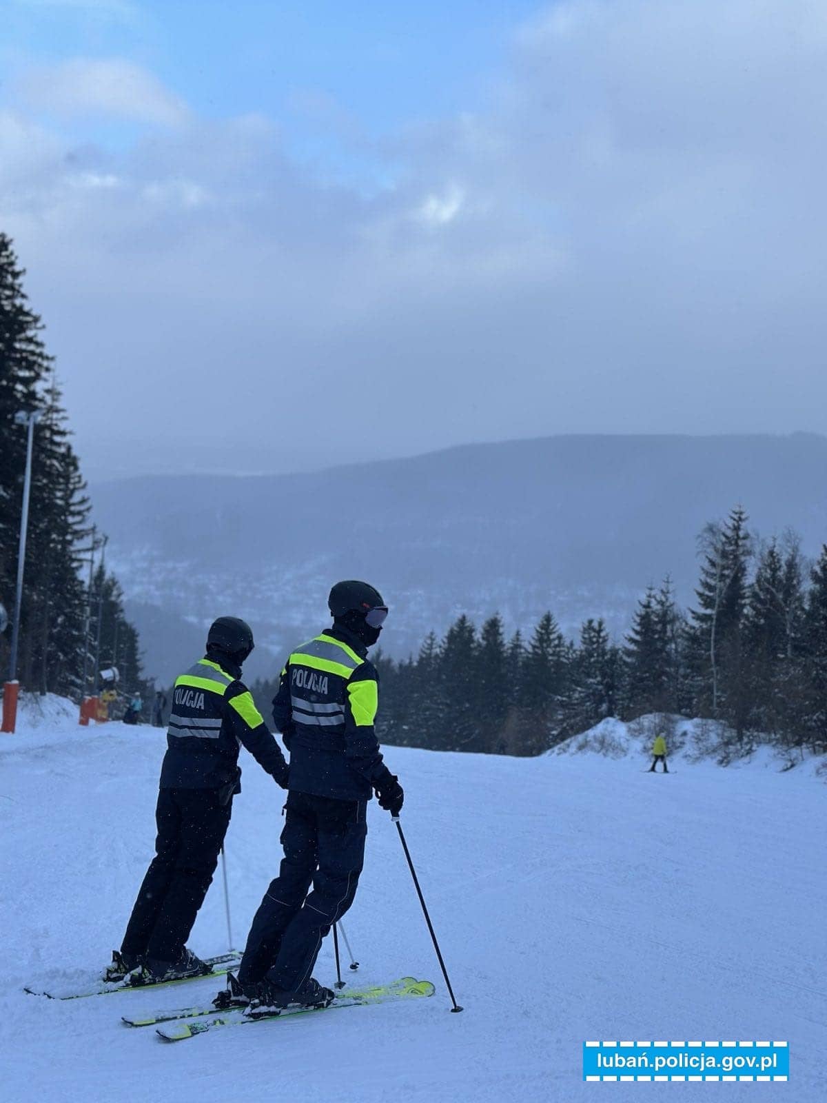 Policyjne patrole na nartach