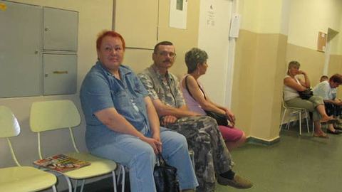 – Nie wyobrażamy sobie, żeby przychodnia przestała istnieć – mówią pacjenci. Na pierwszym planie Urszula Kuban.