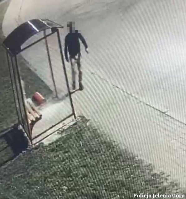 Rzuciła go dziewczyna to złość wyładował na przystanku