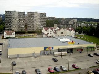 Całują klamkę Biedronki