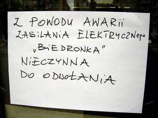Całują klamkę Biedronki
