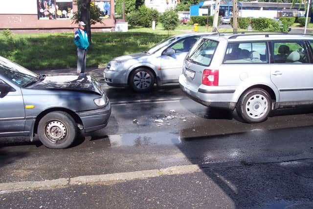 Do zderzenia mogła przyczynić się także wilgotna nawierzchnia ulicy.
