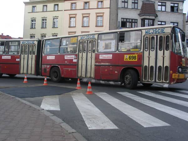 Wysłużone ikarusy wciaż pozostaną na liście taboru jeleniogórskiego przewoźnika.