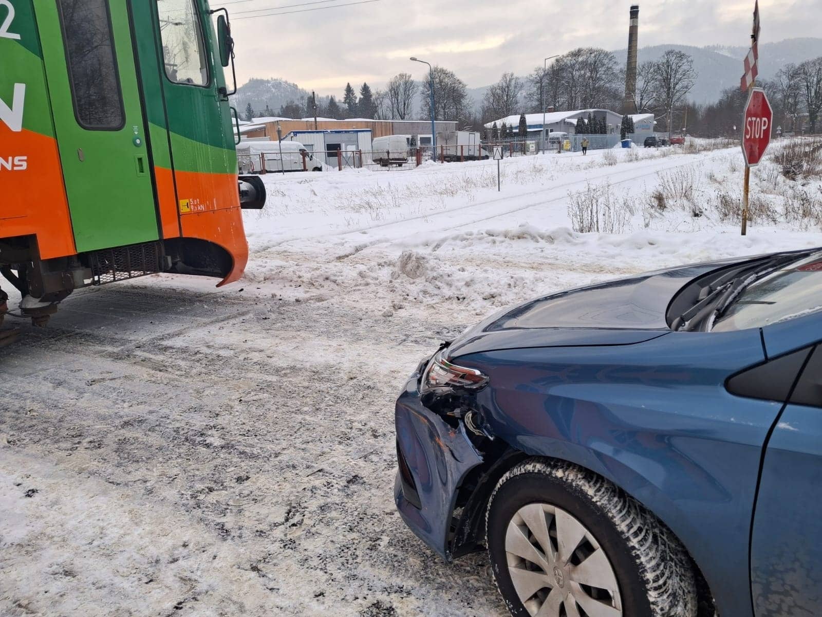 Nie wyhamował i zderzył się z szynobusem