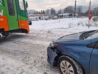 Nie wyhamował i zderzył się z szynobusem