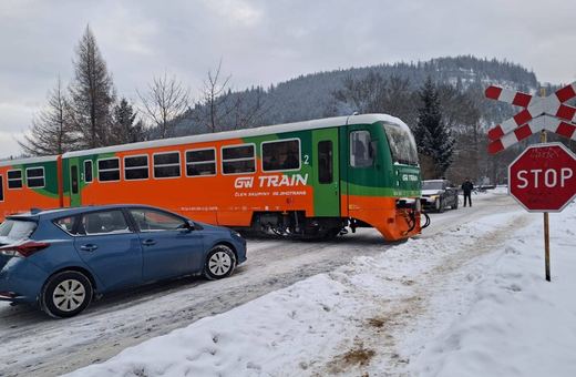 Nie wyhamował i zderzył się z szynobusem