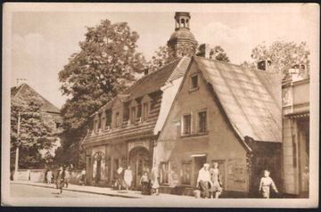 Okolice kościoła garnizonowego w latach 40-tych. Niewiele się od tamtego czasu zmieniło. Niedawno rozebrano pawilon, którego fragment widać po prawej.