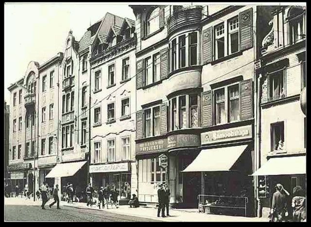 Ulica 1 Maja i pierwszy w Jeleniej Górze sklep samoobsługowy. Lata 60-te.