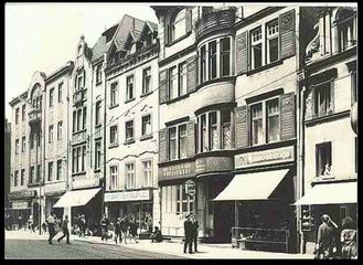 Ulica 1 Maja i pierwszy w Jeleniej Górze sklep samoobsługowy. Lata 60-te.
