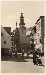 Plac Piastowski: widocznego naprzeciw białego domu już nie ma. Został rozebrany w latach 60-tych.