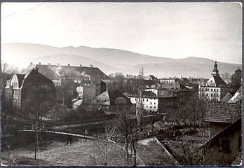 Jesienny wieczór w Cieplicach Śląskich Zdroju. Panorama miasta.