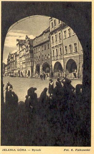 Wycieczka na placu Ratuszowym: jeszcze zachowana niemiecka „kolorystyka” kamieniczek. Koniec lat 40-tych.