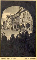 Wycieczka na placu Ratuszowym: jeszcze zachowana niemiecka „kolorystyka” kamieniczek. Koniec lat 40-tych.