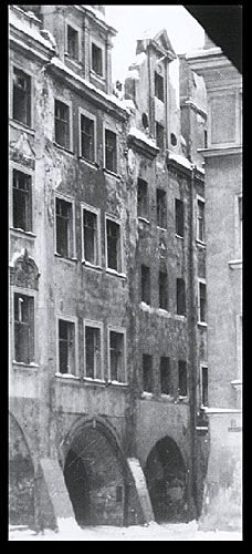 Sypiąca się starówka. W miejscu tych kamienic powstaną ich bardzo niedoskonałe rekonstrukcje.