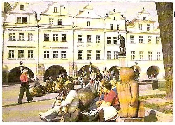 Jeleniogórska starówka po rekonstrukcji w latach 70-tych. Słynne rzeźby ławki przetrwały kilkanaście lat.