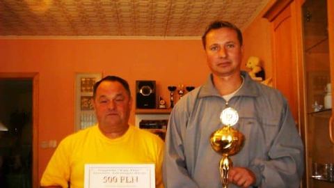 Prezes klubu Jan Kuziomko i w-ce prezes Tomasz Szynal z pucharem fair play i symbolicznym czekiem