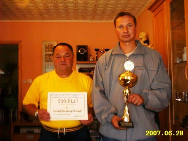 Prezes klubu Jan Kuziomko i w-ce prezes Tomasz Szynal z pucharem fair play i symbolicznym czekiem