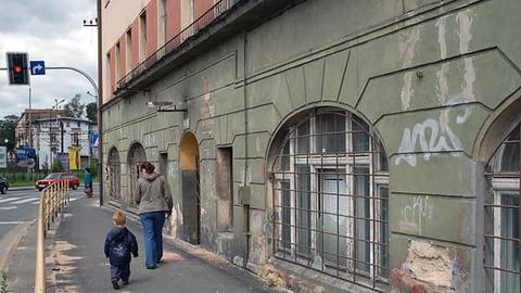 Trudno uwierzyć, że kiedyś był tu znany hotel, a później kolejowe pogotowie ratunkowe oraz gabinety lekarskie Obwodu Lecznictwa Kolejowego.