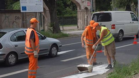 Robotnicy gonią terminy: pracują nawet w niedziele. Nie wszystkim zmotoryzowanym się to podoba.
