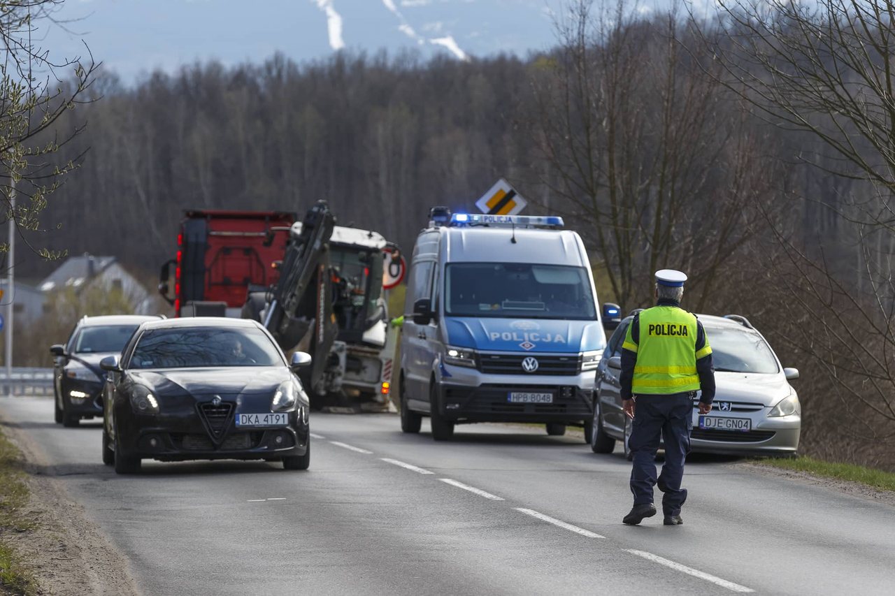 Ciągnik złapał "kapcia" przy rondzie