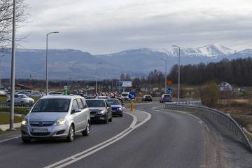 Ciągnik złapał "kapcia" przy rondzie